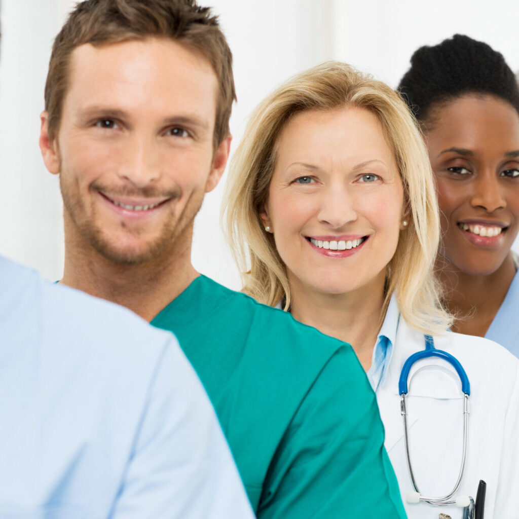 groupe medecins heureux 1328x1328