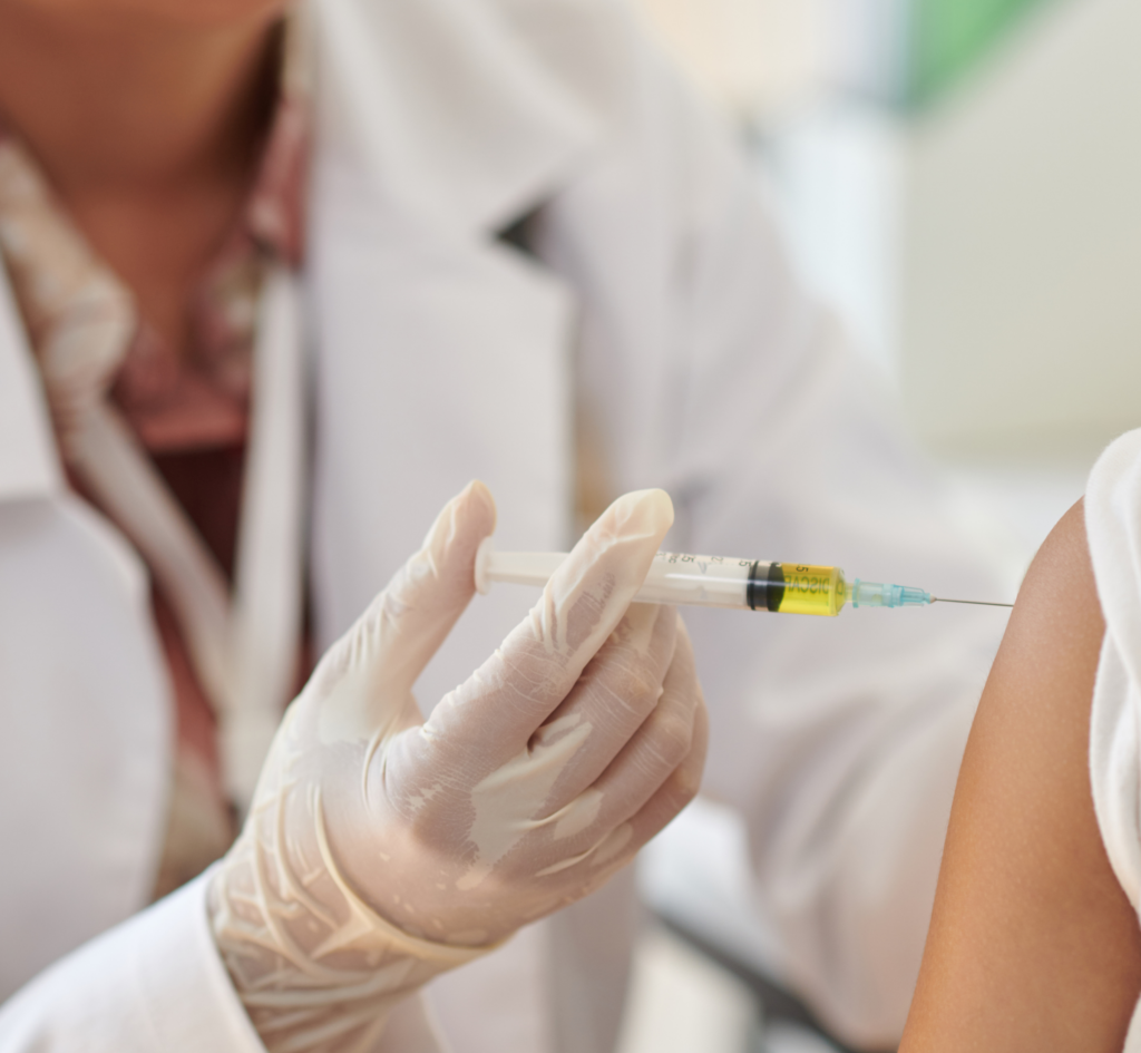 médecin qui injecte un vaccin